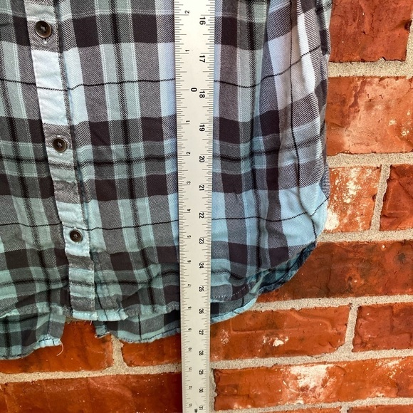 Rock & Republic Medium Plaid Dip Dye Split Black Button Down Sleeveless Top - Picture 8 of 10